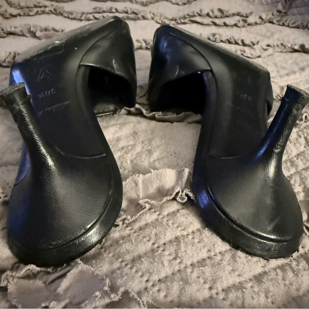 Louis Vuitton Elegant Black Slide Sandals - Picture 4 of 4